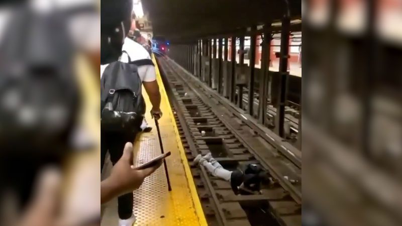Policista v New Yorku na poslední chvíli zachránil muže ležícího v kolejišti metra